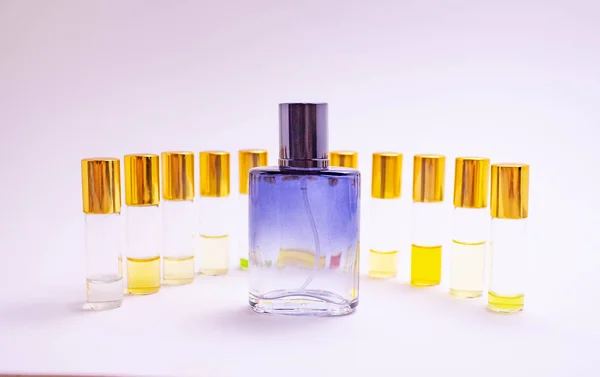 Muestras de perfumessobre fondo blanco. Hermosa composición con muestras de perfume en fondo claroProbador de rodillo de perfume —  Fotos de Stock