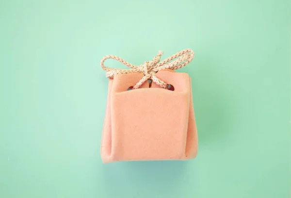 Розовая подарочная коробка на синем фоне. Красочный праздничный подарок. вид сверху . — стоковое фото