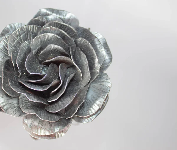 Кованая роза. Роза ручной работы из металла на белой спине — стоковое фото