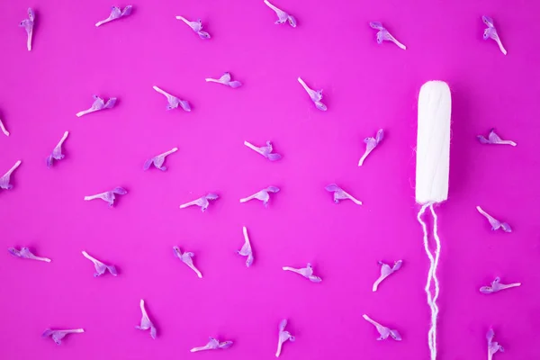 Menstruasyon, koruma anlamına gelir. Pembe arka planda tamponlar. Temiz pamuklu tampon. Düz yatıyordu, üst görünüm — Stok fotoğraf