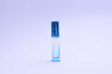 Beyaz arka planda parfüm cam şişe. Pembe, mavi, yeşil, siyah şişe. Kadın ve erkek parfümü. Aromaterapi, Spa.