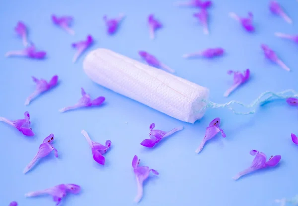 Het concept van de menstruele periode. Bescherming van vrouwelijke hygiëne. Katoenen tampons op een blauwe achtergrond. Bovenaanzicht, platte lay. — Stockfoto