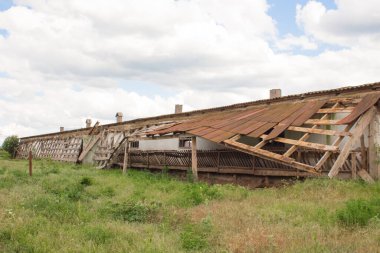  Hasarlı eski çatı. Kemikli bir çatıda yakın plan bir delik..
