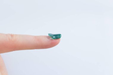 Eski jöle manikürlü bir kadın. Hasarlı, soyulmuş, pejmürde jel cilası..