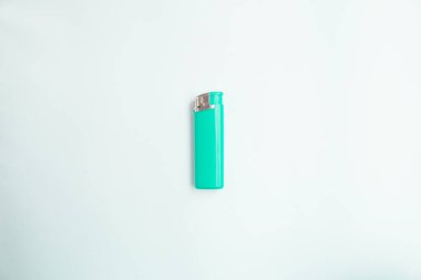  Kahverengi ve beyaz arka planı olan mavi bir çakmak. Üst Manzara. Model yap. Düz konum.