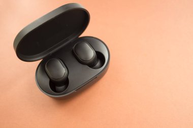  Kablosuz ve kablolu kulaklıklardan birini seçebilirsin. kahverengi arka plan. Üst Manzara. Model yap. Düz konum.