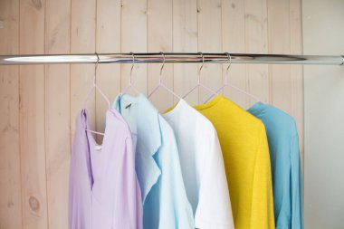 Kışlık giysiler elbise askısında. Gelecek sezona kadar kış kıyafetlerini temizleyeceğim.