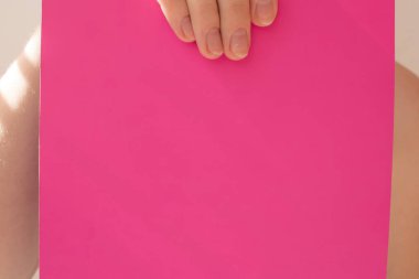 Boş bir kartvizit. Beyaz arkaplanda gölgeli, boş kağıt listesi tutan kadın ellerinin maketi.