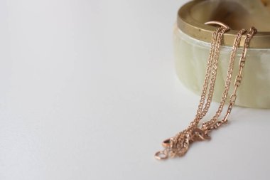  Beyaz arka planda eski bir akik tabut. Oniks dilimi. en üstteki görünüm