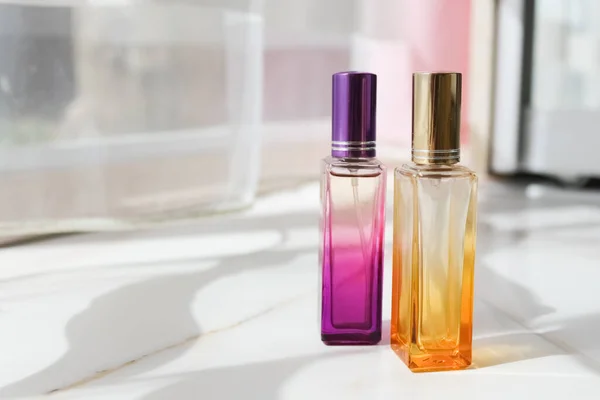 Botella Vidrio Púrpura Mármol Blanco Con Hermosas Sombras Concepto Cuidado —  Fotos de Stock