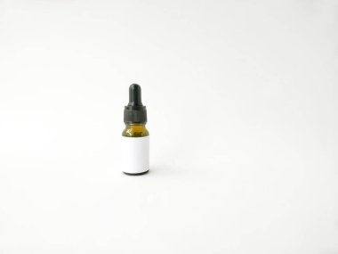  Beyaz arka planda pipeti olan kozmetik serumu. Kişisel bakım konsepti. kişisel bakım