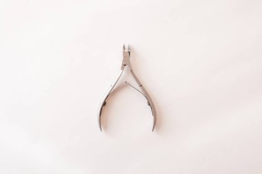 Beyaz arka planda manikür maşaları. Tırnak makası. Üst Manzara. Model yap. Düz konum