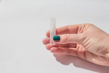 Koronovirüs aşısı, sağlık ve tıbbi konsept. Enjeksiyon, ilaç ve aşı kavramı. kopyalama alanı ile.