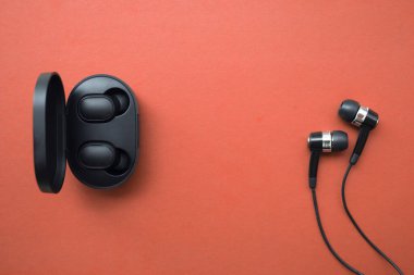  Kablosuz ve kablolu kulaklıklardan birini seçebilirsin. kahverengi arka plan. Üst Manzara. Model yap. Düz konum.