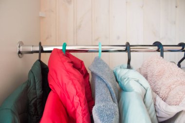 Kışlık giysiler elbise askısında. Gelecek sezona kadar kış kıyafetlerini temizleyeceğim..