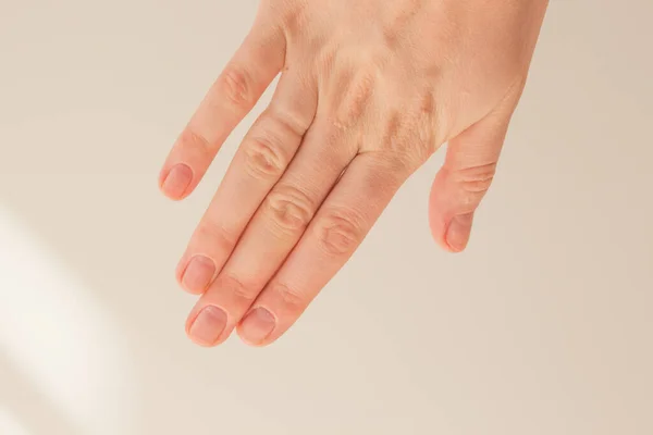 Mano Femenina Con Manicura Natural Sin Gel Pulido Sobre Fondo —  Fotos de Stock