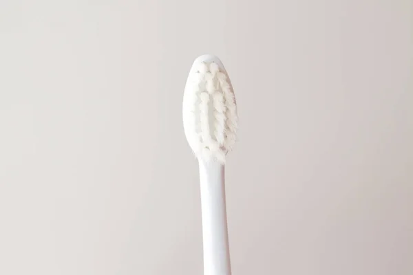 柔软的牙刷 温和的刷在美丽的白色背景特写 有复制空间的口述护理布局 — 图库照片