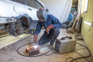 Otomotiv kaynaklama, kaynak ustası araba gövdesini yapar, kazadan ve metal aşınmasından sonra hasarı yok eder..