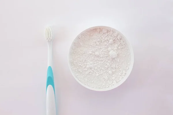 Κοντινό Πλάνο Λευκό Δόντι Σκόνη Ένα Ανοικτό Βάζο Και Οδοντόβουρτσα — Φωτογραφία Αρχείου