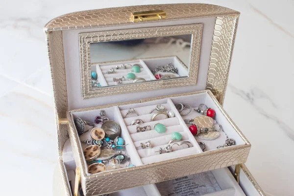 Lyxig Kista Med Lådor Och Silversmycken Ädelstenar Pärlor — Stockfoto