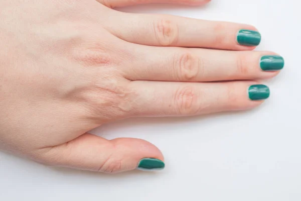 Hermosa Manicura Femenina Esmalte Uñas Verde Oscuro Concepto Spa Minimalismo — Foto de Stock