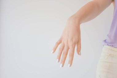  Beyaz manikür bir kızı gösteriyor, beyaz jöleli güzel bir manikür, yaşam tarzı..