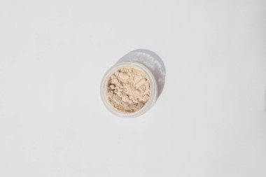 Kırmızı, göz farı ve beyaz arkaplan üzerinde şeffaf yüz pudrası kopyalama alanı, yakın plan