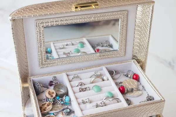 Luxusní Rakev Zásuvkami Stříbrnými Šperky Drahokamy Perlami — Stock fotografie