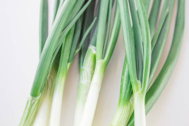 Mermer bir masada taze soğan. Mutfakta faydalı sebzeler var. Beyaz mermer hayali kavram