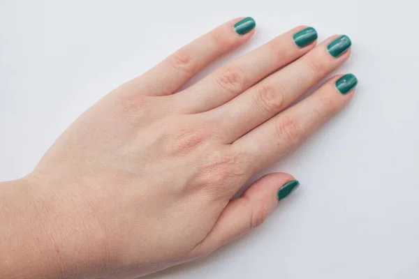 漂亮的深绿色指甲油女修指甲 温泉的概念 简约主义 顶部视图 — 图库照片
