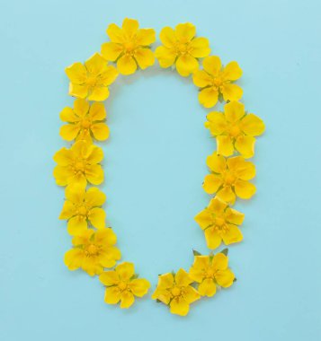  Sarı parlak bahar çiçeklerinin mavi arka planında 0 numara. Çocuk yaşı, bebek ayı, çiçeklerin sembolü..