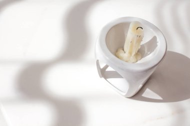 Şamdanda bir Cadılar Bayramı mumu yanıyor. Cadılar Bayramı 'nda sihir ritüeli, damat hakkında falcılık, müstakbel koca. İyi beyaz büyü konsepti