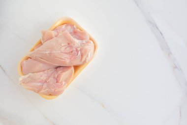  Sadece dükkandan taze tavuk eti ambalajlanıyor. Kopyalama alanı olan tavuk filetosu..