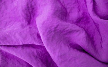  Mor pankart. Yumuşak kıvrımlı ipek kumaşın dokusu. Blogcu için büyüleyici arkaplan.