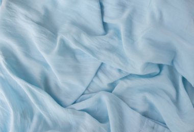  Yumuşak gölgeli ve kıvrımlı mavi, yatay keten bir arka plan. Asgari biçimde soyut modern mavi arkaplan.