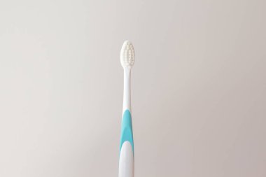 Beyaz plastik diş fırçası. Diş etleri ve diş mineleri için yumuşak kıllar. Tasarımınız için alanı kopyalayın.