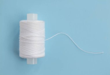 Kopyalama alanı olan mavi dikiş ipliği. İplik kumaş üretimi için pamuktan ve sentetikten yapılmıştır.