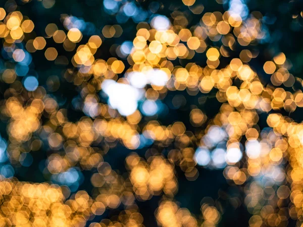 Sechseckiges Bokeh Aus Verschwommenen Orangefarbenen Glühbirnen Die Sich Einem Baum — Stockfoto