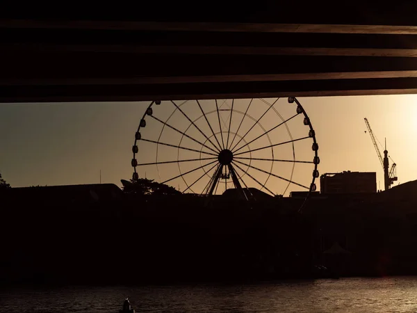 Vue Depuis Pont Inférieur Montrant Silhouette Une Roue Ferris Riveraine — Photo