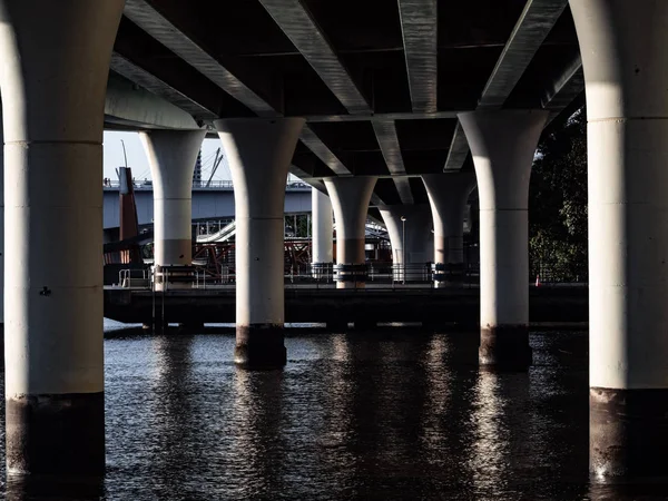 Pondasi Jembatan Seberang Sungai Berlumpur — Stok Foto