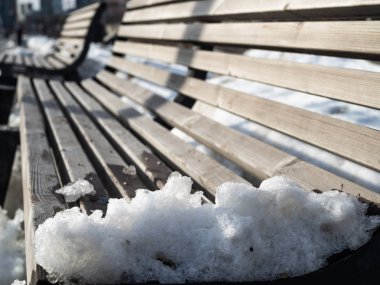 Ahşap Bank günü artık kar closeup çekim.