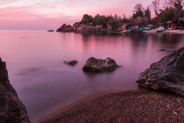 Renkli kumları ve huzurlu bir plaj. Muhteşem deniz ve harika bir gökyüzü.