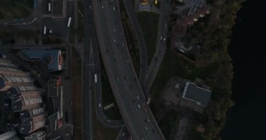 Trafik 4 k Moskova'da akşam üzerinde hava yüksek drone uçuş