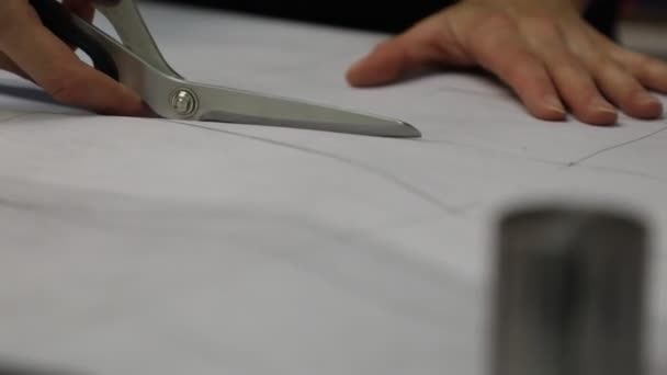 Designer corta modelo de roupa de papel branco com tesoura — Vídeo de Stock