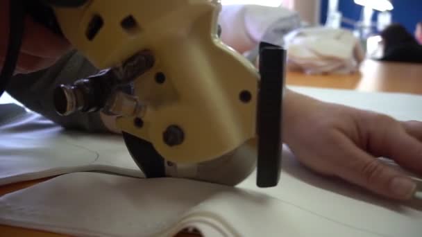 裁缝师用黄色和银色旋转切割机裁剪白布 — 图库视频影像