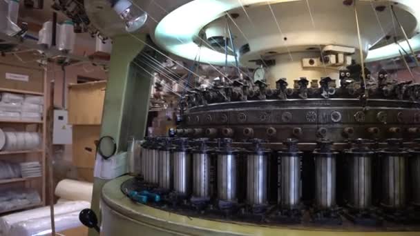 Máquina de hilar de algodón vintage con hilos blancos — Vídeo de stock