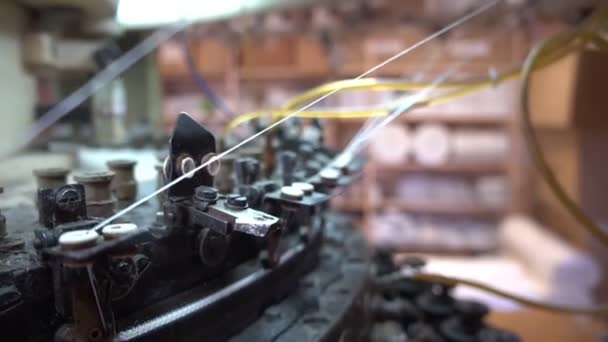 Vieja máquina giratoria de metal negro gira los hilos móviles — Vídeo de stock
