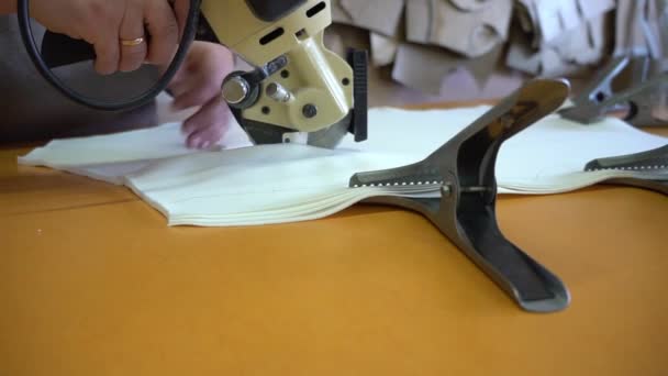 专业裁缝师用旋转刀具切割白色面料 — 图库视频影像