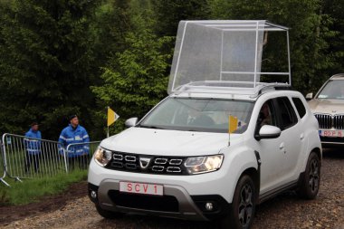 Sumuleu Ciuc, Harghita / Romanya - 1 Haziran 2019: Papa Francis ziyareti için Dacia-Renault tarafından inşa edilen Popemobil