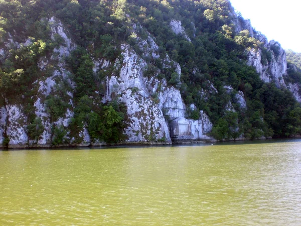 Rocas Danubio Profanan Frontera Entre Rumania Serbia Con Tabula Traiana —  Fotos de Stock